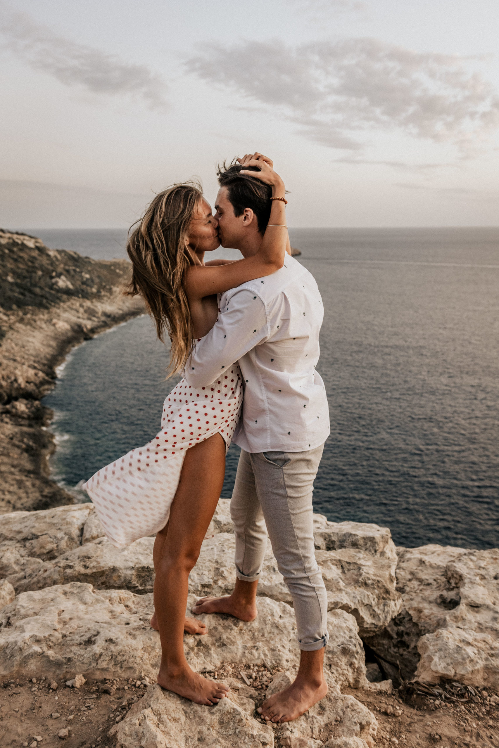 Mallorca cliffside love story